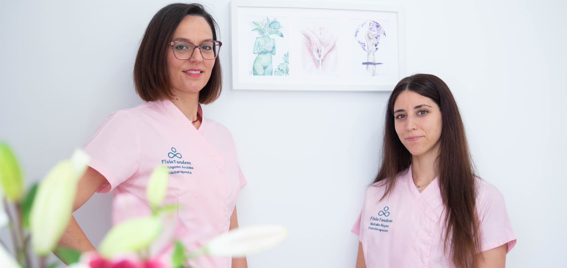 Mariángeles Archilla y Natalia Reyes posando en la Clínica Fisio Tandem